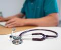 Symbolbild: Sebastian Kahnert /dpa
Bald startet am Landgericht in Weiden der Prozess gegen einen ehemaligen Mitarbeiter einer Arztpraxis, der einen Patienten mutmaßlich vergewaltigt und mehrfach sexuell genötigt haben soll.