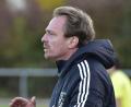 Bild: ham
Alexander Hadasch, Trainer des 1. FC Schwarzenfeld, stimmt sein Team auf die schwere Aufgabe gegen Spitzenreiter SV Wenzenbach ein..