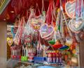 Bild: Noah Wegmüller-Kocher
Auf dem Volksfest in Weiden bieten vier Standbetreiberinnen eine bunte Auswahl an Lebkuchenherzen an.