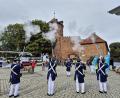 Bild: Hermann Schmid
Vor dem Stadttor von Neustadt-Glewe feuerte die historische Bürgerwehr aus Neustadt/WN ihre Salutsalven ab. Seit Jahren ist das der lauteste Programmpunkt der jährlichen Treffen von Delegationen der Arbeitsgemeinschaft "Neustadt in Europa".