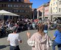 Bild: Susanne Schwab
Angeleitet von den Initiatorinnen, allen voran Kathrin Seidl vom Landesamt für Pflege (vorne in hellblauer Hose und dunkelblauem T-Shirt), machten die Seniorinnen und Senioren beim Tanzen begeistert mit.