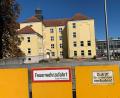 Bild: roa
Die Max-Josef-Schule in Amberg steht unter Denkmalschutz und soll einen Anbau erhalten. Bei den Planungen dafür wurden massive Brandschutzmängel in dem alten Gebäude festgestellt, die jetzt behoben werden sollen.