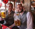 Bild: Alexandra Beier/FC Bayern München/dpa
Die Bayern auf dem Oktoberfest: Hier stoßen Harry Kane (l) und Konrad Laimer an.