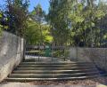 Bild: Petra Hartl
Auf dem Waldfriedhof in Raigering soll es künftig einen barrierearmen Eingang geben. Die marode Treppe soll zurückgebaut werden. Der neue Zugang erfolgt seitlich davon ebenerdig über einen Mauerdurchbruch.