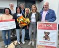 Bild: ck
Der Erlös des ersten Straßenfests in der Kößlmühlstraße kann sich mit 2200 Euro sehen lassen. Die Organisatoren spenden die Summe der Kinderkrebshilfe Oberpfalz Nord. Von links: Silvia Enslein, Evi Schopper, Melanie Bauer, Gitte Glöckl, Manuela Stiebitz, Birgit Sevens und Herbert Putzer. Melanie Bauer bekommt für ihr Engagement Blumen von ihren Mitstreiterinnen.