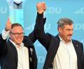 Bild: Martin Schutt/dpa
Mario Voigt und Markus Söder frotzeln über ein Bratwurst-Wettessen. (Archiv)