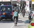 Bild: Hirsch
Die Radfahrer bewegen sich in der Schwandorfer Innenstadt weitgehend im Mischverkehr. Eigene Fahrradstraßen gibt es nicht.