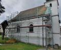 Bild: Treml/Stadt Windischeschenbach
Ein Gerüst ziert derzeit die Maria-Hilf-Kirche in Gleißenthal. Um die Statik wieder herzustellen, muss der Dachstuhl erneuert werden.