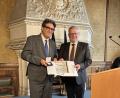 Bild: Lara Schmaus
Libournes Bürgermeister Philippe Buisson (links) erhielt für seine Verdienste um die Städtepartnerschaft zu Schwandorf die Konrad-Max-Kunz-Medaille der Stadt Schwandorf.