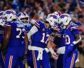 Bild: Adrian Kraus/AP/dpa
Quarterback Josh Allen (Mitte) führte die Bills zum dritten Sieg im dritten Saisonspiel.