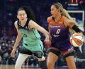 Bild: Rick Scuteri/AP/dpa
Nationalspielerin Satou Sabally (r) hatte großen Anteil am Weiterkommen von Phoenix in den WNBA-Playoffs.