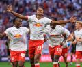 Bild: Jan Woitas/dpa
Assan Ouedraogo (M, RB Leipzig) bejubelt bei seinem Startelf-Debüt auch sein Tor-Debüt im RB-Trikot.