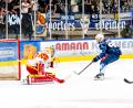 Bild: Elke Englmaier
Der Moment des Abend: Tyler Ward vollstreckt zum zwischenzeitlichen 4:2 nach einem genialen Pass von Tomas Rubes. Die Blue Devils besiegten den ESV Kaufbeuren am Freitagabend mit 4:3.