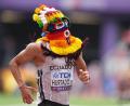 Bild: Michael Kappeler/dpa
Lief mit Maske ins Ziel: David Hurtado.
