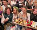 Bild: Britta Schultejans/dpa
Jürgen Drews (l.) ist auf dem Oktoberfest zu Gast.