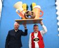 Bild: Felix Hörhager/dpa
Oberbürgermeister Dieter Reiter (SPD) (l) und Wiesnchef Christian Scharpf.