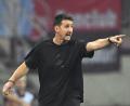 Bild: Jens Niering/dpa
Endlich Sieger: Miroslav Klose in Aktion am Spielfeldrand.