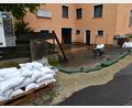 Bild: no
Nach einem starker Gewitterregen lief in Illschwang im vergangenen Jahr Wasser in einige Häuser – vor allem in unten gelegene Räume, was zu Feuerwehreinsätzen führte. In Zusammenarbeit mit dem Amt für Ländliche Entwicklung will die Gemeinde jetzt für einen besseren Hochwasserschutz sorgen.