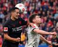 Bild: Federico Gambarini/dpa
Leverkusens Lucas Vázquez und Gladbachs Lukas Ullrich kämpfen um den Ball.