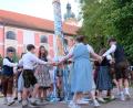 Bild: do
Die Landjugend bringt mit dem Austanzen rund um den Kirwabaum wieder Brauchtum ins Dorf.