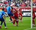 Bild: Christoph Reichwein/dpa
Ein Tor, das nicht galt: Isac Lidberg (Nr. 7) köpft in der 8. Minute das vermeintliche 1:0 für Darmstadt, stand zuvor aber hauchdünn im Abseits.