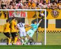 Bild: Robert Michael/dpa
Torwart Tim Schreiber (Dynamo Dresden, r) kann das Tor zum 2:2 nicht verhindern.