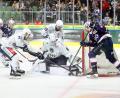 Bild: Kim Enderle
In dieser heiklen Szene hielt die Weidener Defensive um Goalie Felix Noack (Mitte) den eigenen Kasten gegen die Ravensburg Towerstars sauber.