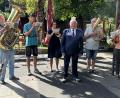 Bild: mma
Eine Delegation der Hahnbacher Marktbläser spielte Erich Kelsch (Mitte) zu seinem 80. Geburtstag ein fröhliches Ständchen.