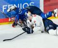 Bild: Uwe Anspach/dpa
Mannheims Luke Esposito (l) kam nach einem Bodycheck ins Krankenhaus. (Archivbild)