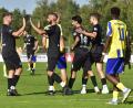 Bild: ham
Die Schwarzenfelder Spieler feiern eines ihrer vier Tore: Gegen den bis dato ungeschlagenen SV Wenzenbach gelang ein 4:1-Heimsieg.