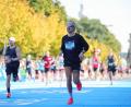 Bild: Sportograf/SCC Events/dpa
Der britische Sänger und Schauspieler Harry Styles (r) startete unter falschem Namen beim Berlin-Marathon.