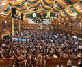 Bild: Felix Hörhager/dpa
Einige Bayern-Profis und auch Coach Kompany haben sich bereits auf dem Oktoberfest umgesehen.