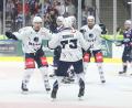 Bild: Kim Enderle
Paul Vinzens (links) weiß, bei wem er sich zu bedanken hat. Nach Zuspiel von Kapitän Tomas Rubes markierte der Youngster am Sonntagabend in Ravensburg sein erstes DEL2-Tor – ausgerechnet an seinem Geburtstag.