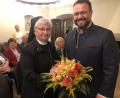 Der Bayerische Verdienstorden, den Schwester Rita-Maria Käß vor einigen Monaten bekommen hatte, wurde auf Burg Falkenberg nachgefeiert. Mit einem Blumenstrauß, Spende und einer Laudatiio gratulierte der Bürgermeister der Marktgemeinde Falkenberg, Matthias Grundler.