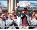 Bild: Karl-Josef Hildenbrand/dpa
Thomas Müller jubelt zum Bayern-Abschied noch mal mit der Meisterschale auf dem Münchner Rathausbalkon.