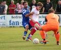 Bild: Dieter Jäschke
Der Auerbacher Burak Isci (links) kommt an Christopher Fleischmann und Torwart Rene Wächter von der SpVgg Trabitz nicht vorbei. Der SV 08 Auerbach gewann das Kreisliga-Spitzenspiel mit 3:0 und übernahm die Tabellenführung.