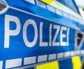 Bild: David Inderlied/dpa
Ein Kleinkind fährt auf die Straße und wird von einem Polizeiwagen erfasst. (Symbolbild)