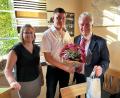 Bild: Günter Stich
Die SPD-Vorsitzenden Alexander Meier (Mitte) und Sabrina Lacher freuen sich mit Bürgermeister Robert Lindner über das einstimmige Votum für dessen erneute Kandidatur.