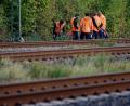 Bild: Henning Kaiser/dpa
Bahn-Mitarbeiter stehen am Rand der Strecke Köln-Düsseldorf.