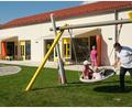 Bild: Hirsch
Das neue Kinderhaus in Stulln ist seit März in Betrieb. Mittlerweile sind auch die Außenanlagen fertig. Beim Tag der offenen Tür bestanden die Geräte den Härtetest.