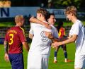 Bild: ref
Lukas Kokott (links) wird von seinen Mitspielern nach dem Treffer zum 1:0 beglückwünscht.