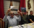 Bild: ror
Hans Balk (links) und Franz Strigl zeigen Bilder, wie sich die Landschaft durch die geplanten Windräder östlich von Matzlesrieth verändern könnte.