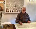Bild: mzi
Andreas Schatz beim Erstellen der Stammbäume, wofür auch ein gewisses künstlerisches und kalligrafisches Geschick erforderlich ist.