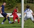 Bild: ham
Patrick Bauer (Mitte) vom TV Nabburg fand mit dieser scharfen Hereingabe keinen Mitspieler, der vollstrecken konnte. Der TV unterlag zu Hause dem SV Schwandorf-Ettmannsdorf mit 0:1.