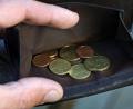 Bild: Karl-Josef Hildenbrand/dpa
Wenn das Geld in besonderen Lebenslagen nicht reicht, springt der Staat ein. Die Zahl der Betroffenen legte zuletzt deutlich zu. (Symbolbild)
