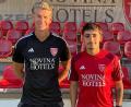 Bild: TSV Kornburg
TSV-Trainer Hendrick Baumgart (links) heißt Luciano Pinola beim TSV Kornburg willkommen.