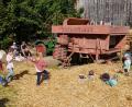 Archivbild: Josef Leipold, exb
Beim Erntedankfest im Gagglhof ist das Dreschen mit einer alten Dreschmaschine immer ein Highlight. Auch wenn das Stroh piekst, es macht den Kindern richtig Spaß sich auszutoben.