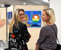 Bild: ubb
Janka Hannemann-Mathes (links) von Lebenplus und Vorsitzende des Stadtmarketingvereins Tirschenreuth ließ sich von Künstlerin Linda von Thun und Hohenstein deren künstlerischen Beitrag erklären.