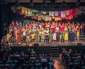 Bild: Heelein
Chor, Solisten und Live-Band begeistern beim Afrika-Musical "Winnie" in der ausverkauften Schwarzachtalhalle. Komponistin Steffi Heelein begleitet am E-Piano.