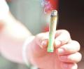 Bild: Michael Brandt/dpa
Junge Erwachsene greifen einer neuen Studie zufolge häufiger zu Cannabis als früher. (Illustration)